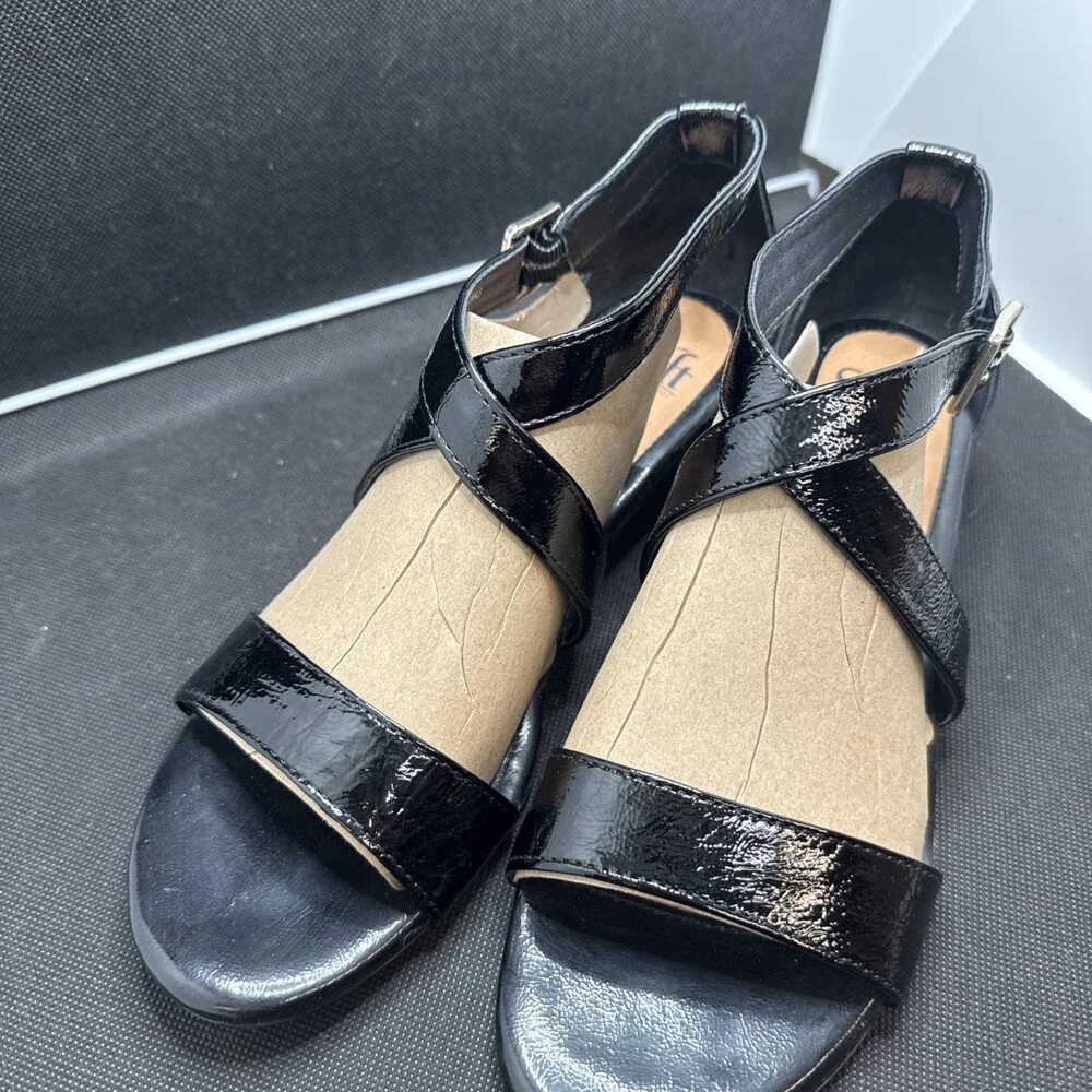 Women’s Sofft Innis Black Crinkle Patent Leather Sandals Size 8.5 - UZI114